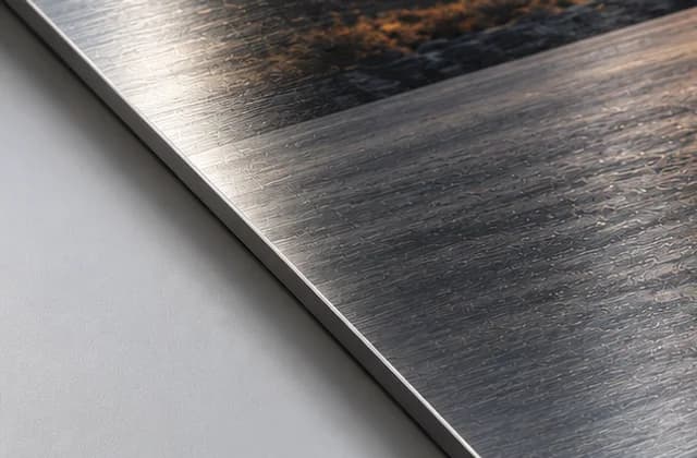 Makroaufnahme der gebürsteten Kante einer Aluminium-Verbundplatte