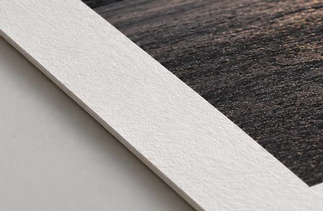 Makroaufnahme der Kante eines seidenmatten Fine-Art-Papiers