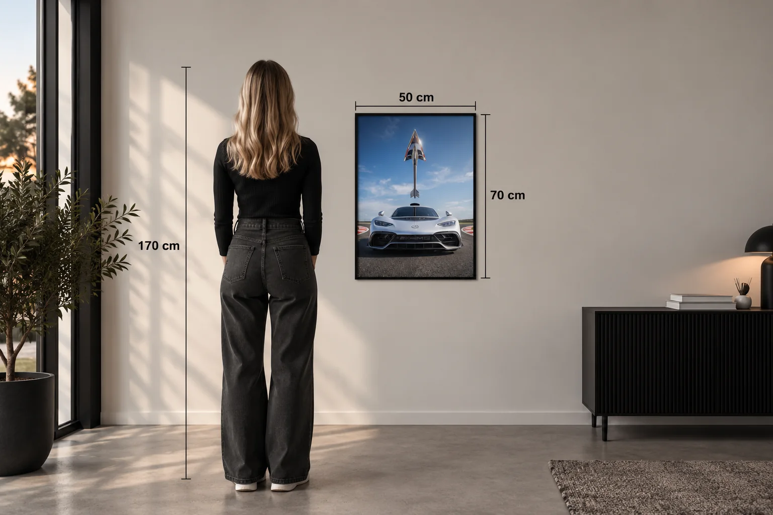 Person von 170 cm Größe vor einem hängenden Poster im Format 50 × 70 cm, beide Maße im Bild eingezeichnet