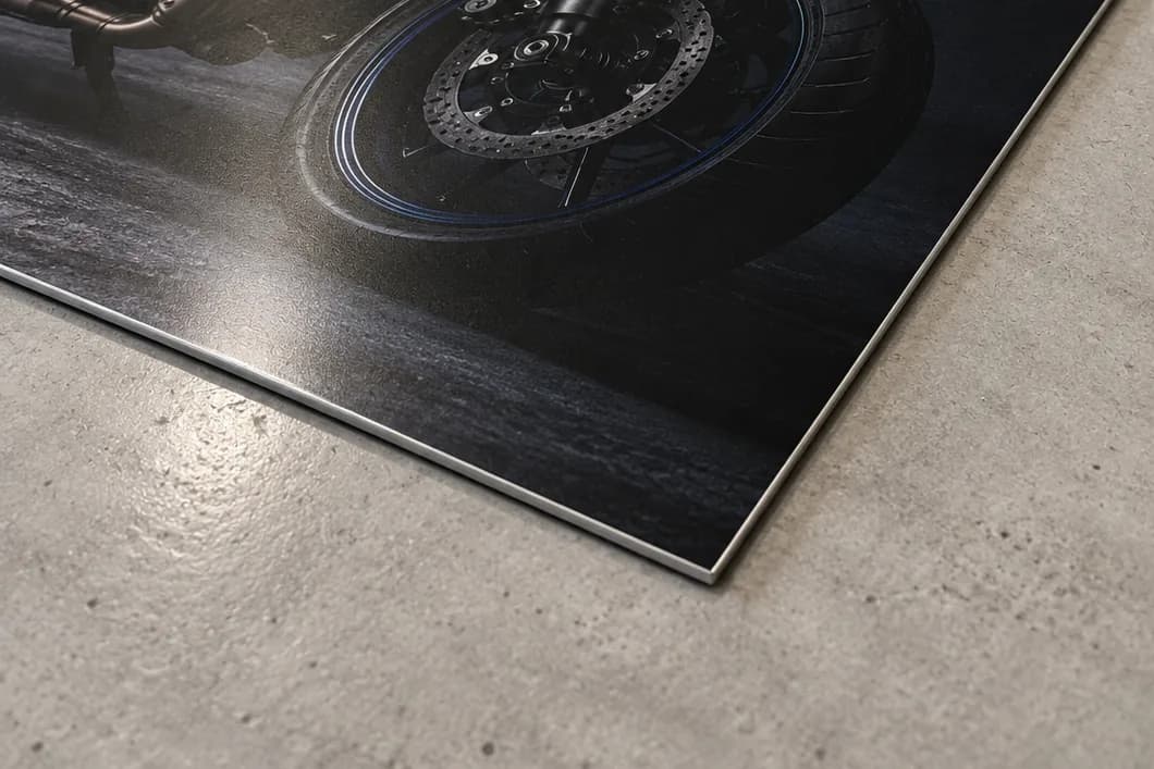 Nahaufnahme der Ecke einer Aluminium-Verbundplatte mit sichtbarer Materialstärke und Schlagschatten