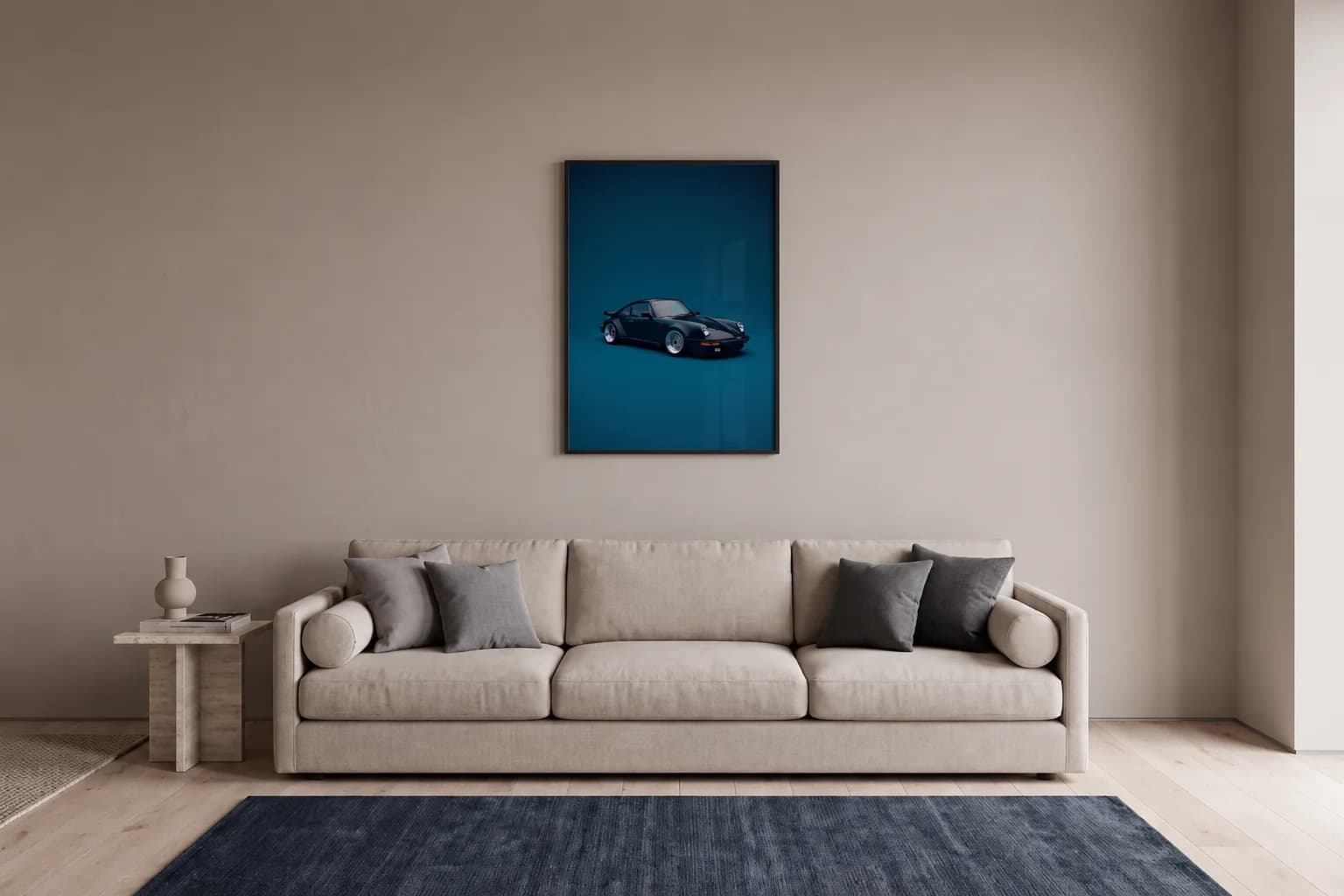 Gerahmtes Poster mit Porsche-Motiv über einem hellen Sofa im Wohnraum